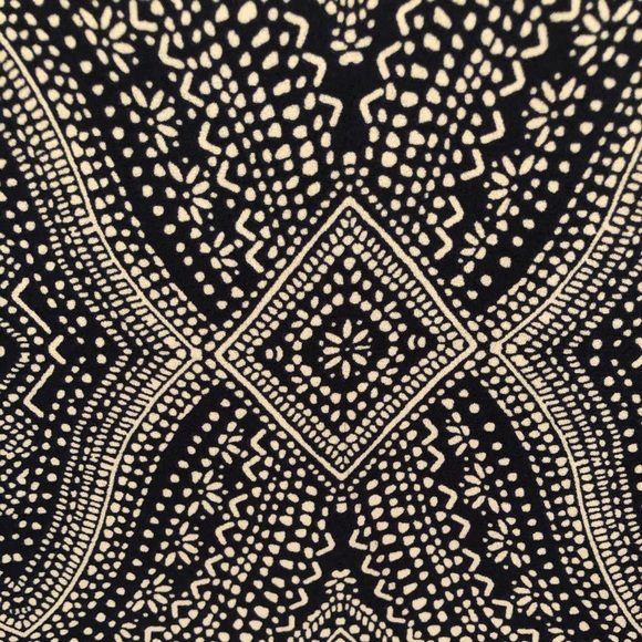 NWOT Sleeveless top with back detail - Picture 4 of 4